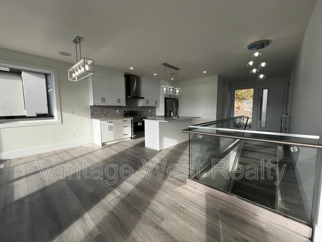 3661 Apple Way Blvd in West Kelowna, BC - Building Photo - Building Photo