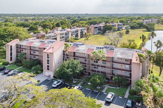 Palm Lakes Condominiums in Margate, FL - Building Photo - Building Photo