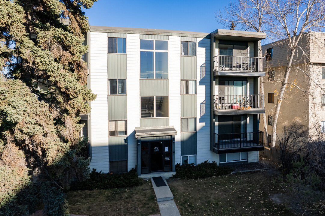 2734 17th Ave SW in Calgary, AB - Building Photo