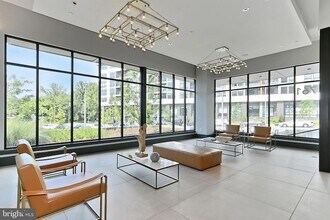 1761 Old Meadow Rd, Unit 121 in McLean, VA - Foto de edificio - Building Photo