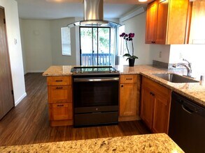 Beautiful Townhouse-style Apartment in Sho in Shoreline, WA - Building Photo - Building Photo