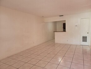 410 SW 11th Ave in Hallandale Beach, FL - Foto de edificio - Building Photo