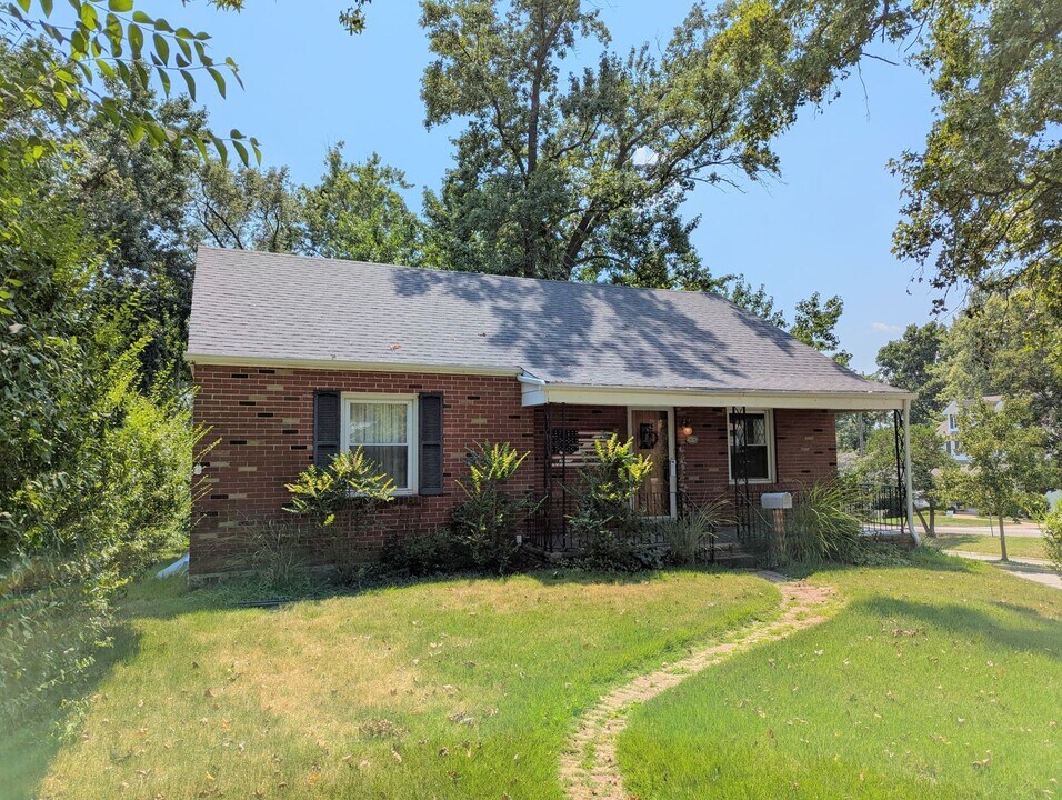 8638 Henrietta Ave in Brentwood, MO - Foto de edificio