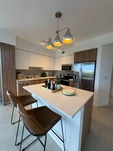 999 SW 6th St, Unit 811 in Miami, FL - Foto de edificio - Building Photo