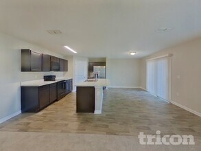 7741 Courage Ct in Jacksonville, FL - Foto de edificio - Building Photo