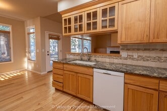 2963 NW Fairway Heights Dr in Bend, OR - Building Photo - Building Photo