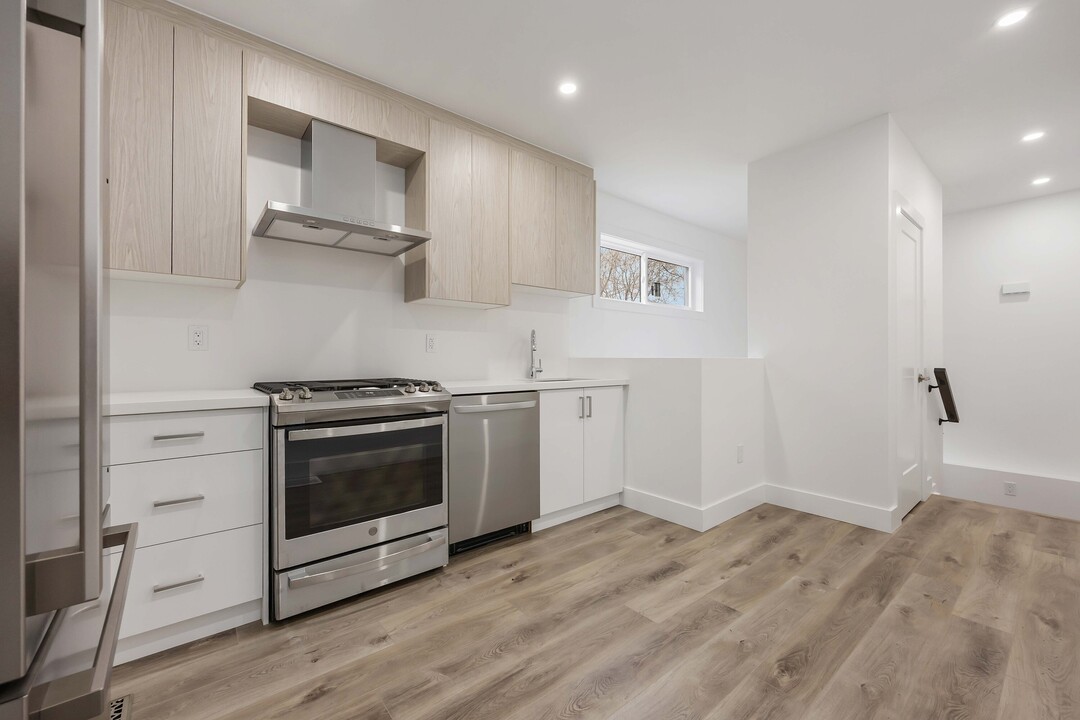 107 Hadrian Dr in Toronto, ON - Building Photo