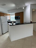 3350 Pinewalk Dr N in Margate, FL - Building Photo