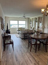 4775 Cove Cir in St. Petersburg, FL - Foto de edificio - Building Photo