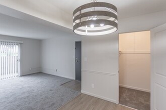 Day Heights Meadows in Milford, OH - Foto de edificio - Interior Photo