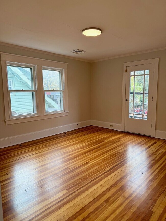302 Hasbrouck Ave in Kingston, NY - Building Photo - Building Photo