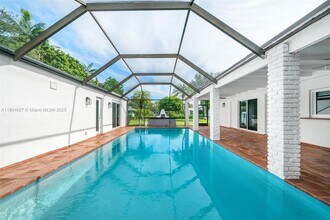 12741 SW 72nd Ave in Miami, FL - Foto de edificio - Building Photo