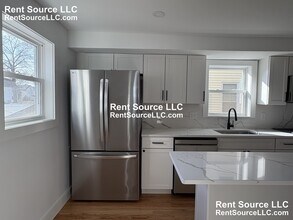 52 Cotting St, Unit 1 in Medford, MA - Building Photo - Building Photo