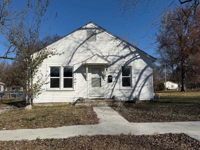 308 W 10th St in Lamar, MO - Building Photo