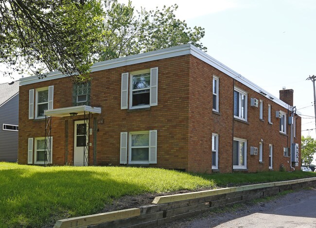 2236 Pinehurst Ave in St. Paul, MN - Foto de edificio - Building Photo