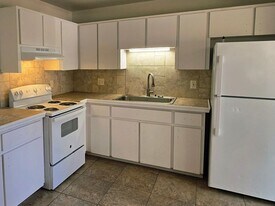 204 Tyres Alley in Bronson, FL - Building Photo