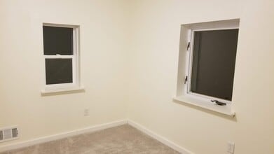 49931 S Interstate 94 Service Dr, Unit 1E in Belleville, MI - Foto de edificio - Building Photo