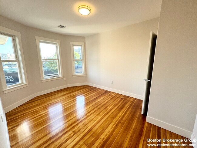 147 E Cottage St, Unit 2 in Boston, MA - Building Photo - Building Photo