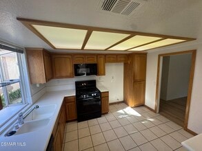 1874 Suntree Ln in Simi Valley, CA - Building Photo - Building Photo