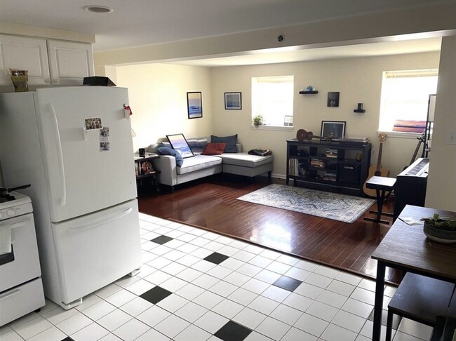 136 Hill St, Unit 3 in Portsmouth, NH - Building Photo - Building Photo