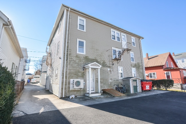 39 Bourne St, Unit 1E in Bristol, RI - Building Photo - Building Photo