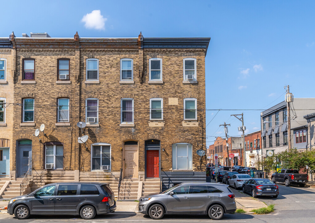 1327 Snyder Ave in Philadelphia, PA - Building Photo