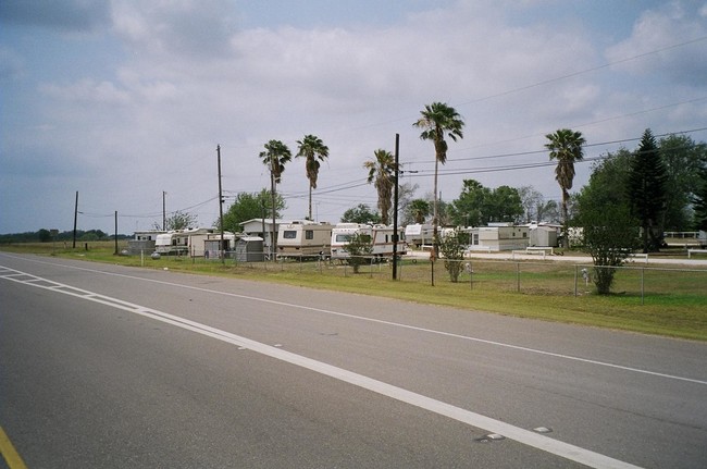 County Line RV Park in Sebastian, TX - Foto de edificio - Building Photo