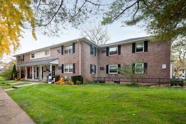 Langdale Gardens in New Hyde Park, NY - Building Photo - Building Photo