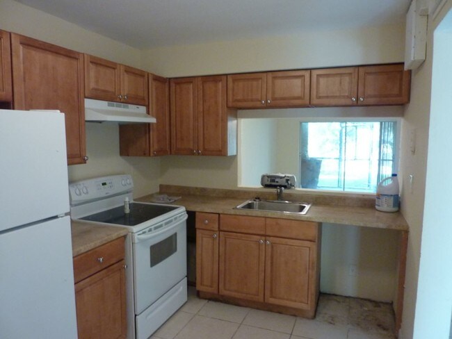 2571 NW 56th Ave in Lauderhill, FL - Building Photo - Building Photo