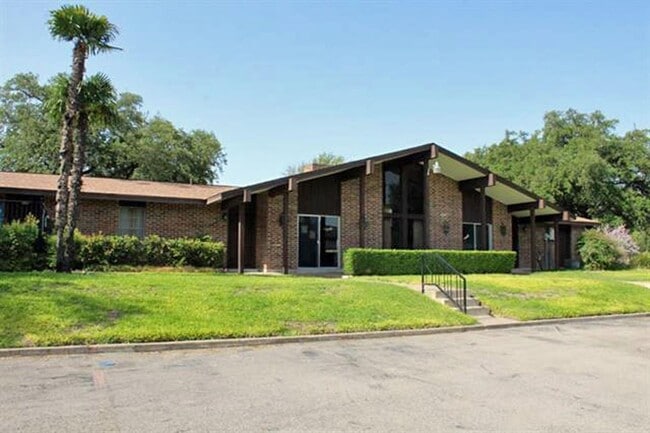 100 Royal Way Dr in Del Rio, TX - Building Photo - Building Photo