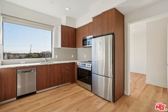 10431 Santa Monica Blvd in Los Angeles, CA - Building Photo - Building Photo