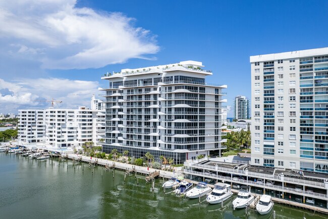 Monaco Yatch Club & Residences in Miami Beach, FL - Building Photo - Building Photo