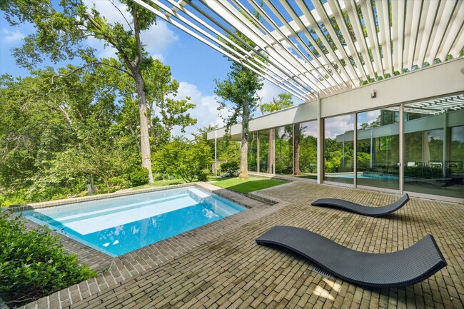 property at 9 Pinehill Ln