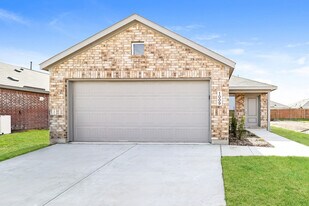 1009 Birkdale Dr in Ennis, TX - Building Photo