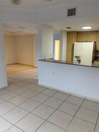 7230 NW 174th Terrace in Hialeah, FL - Foto de edificio - Building Photo