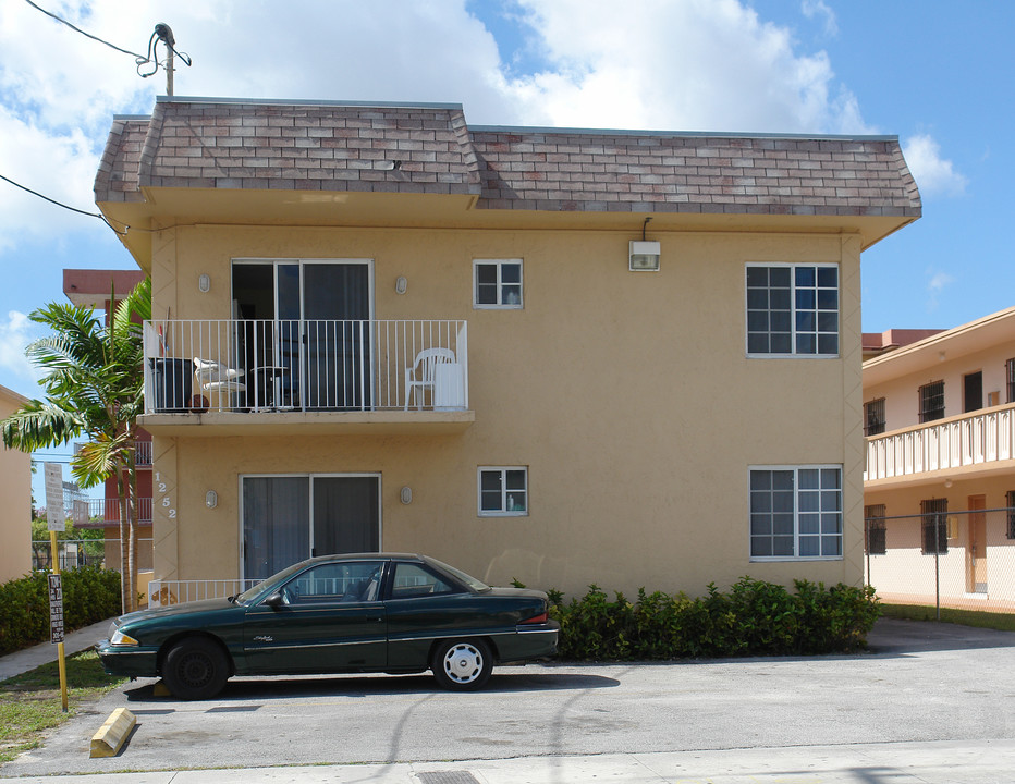 1252 NW 3rd St in Miami, FL - Foto de edificio