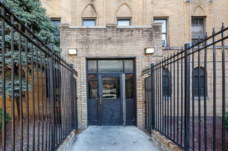 Herold Park in Bronx, NY - Foto de edificio - Building Photo