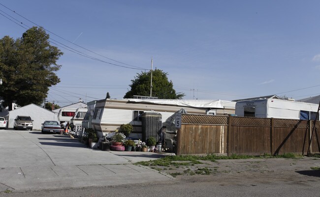 1545 105th Ave in Oakland, CA - Foto de edificio - Building Photo