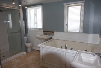 1142 W Wolfram St, Unit 2 in Chicago, IL - Building Photo - Building Photo