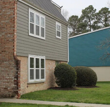 Cedarwood Manor in Highland Springs, VA - Foto de edificio - Building Photo