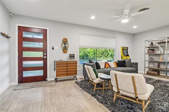 2912 Loyola Ln in Austin, TX - Building Photo - Building Photo