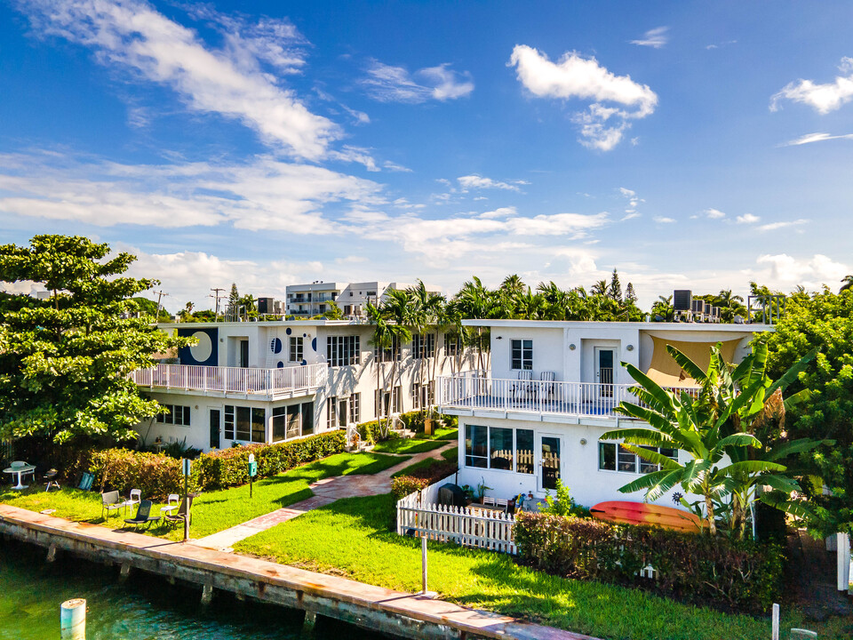 Bayview Townhomes in Miami Beach, FL - Building Photo