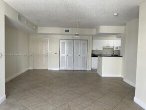 5085 NW 7th St, Unit 1215 in Miami, FL - Building Photo - Building Photo