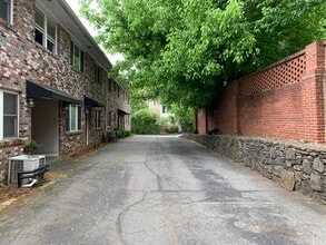3668 Kingsboro Rd NE, Unit 1 in Atlanta, GA - Building Photo - Building Photo