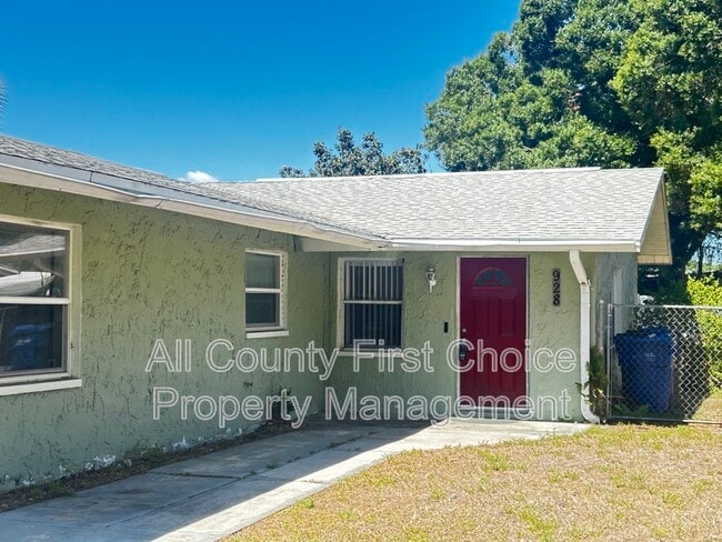 928 Lake Palms Dr