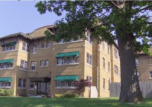 Rundolph Grand Manor Apartments in Milwaukee, WI - Foto de edificio - Building Photo