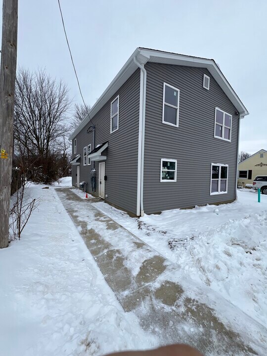161 High St in Elyria, OH - Foto de edificio