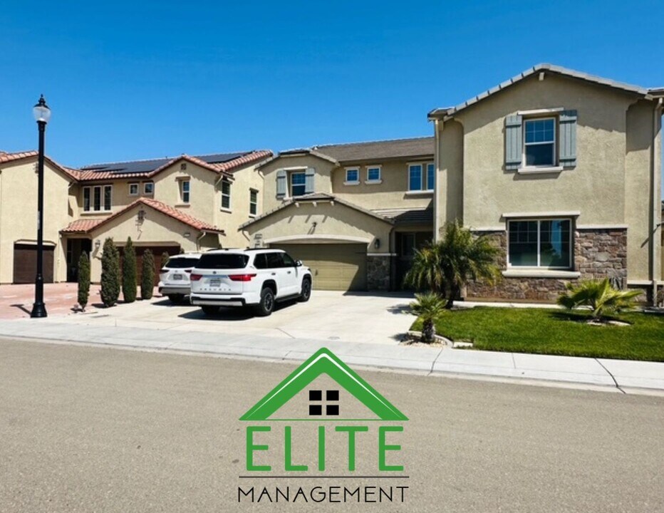 1982 Lovejoy Ave in Manteca, CA - Foto de edificio