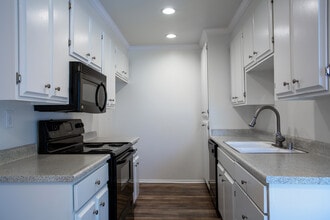 Casa Walker in Cypress, CA - Foto de edificio - Interior Photo