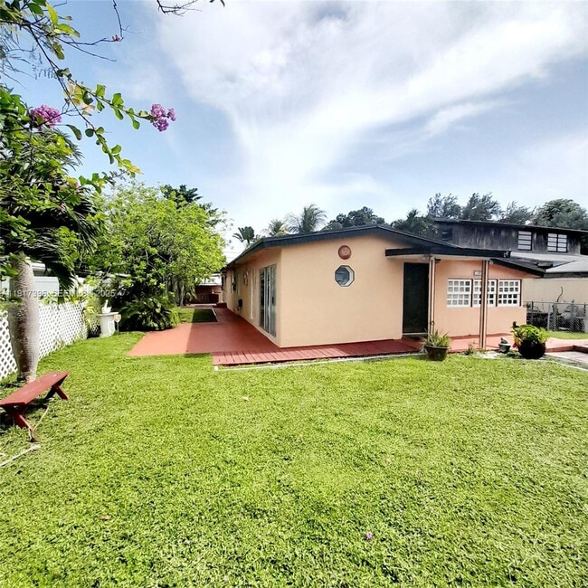 1830 NE 175th St in North Miami Beach, FL - Building Photo - Building Photo